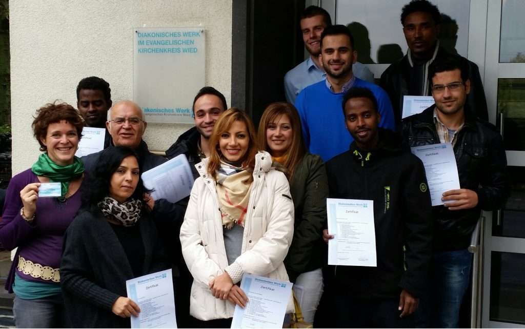 Neue Sprachmittler vor Eingang des Diakonischen Werkes
