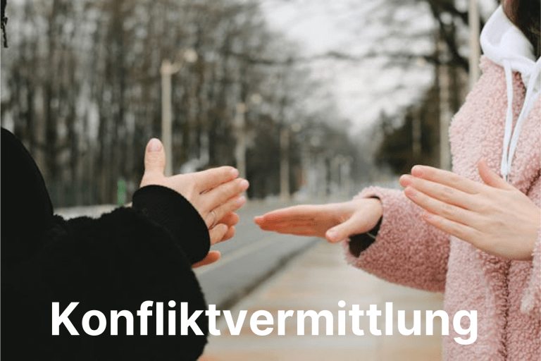 Zwei Menschen auf Straße diskutieren mit Überschrift Konfliktvermittlung
